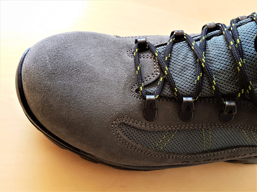 Cały przód buta trekkingowego zriobiony jest z jednego kawałka skóry bez żadnych szwów czy łączeń