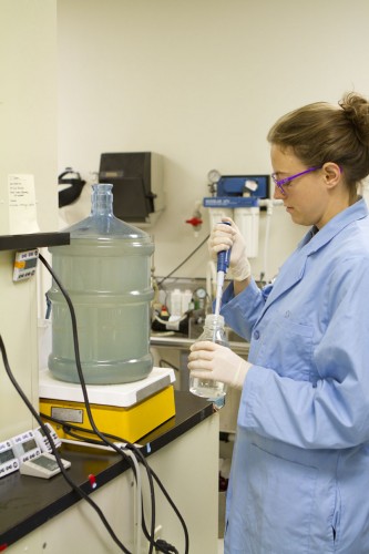 Schannon przygotowuje próbkę wody określonej w normie NSF P231 jako „skrajnie zanieczyszczona” dla przetestowania systemu uzdatniania wody skażonej mikrobiologicznie.